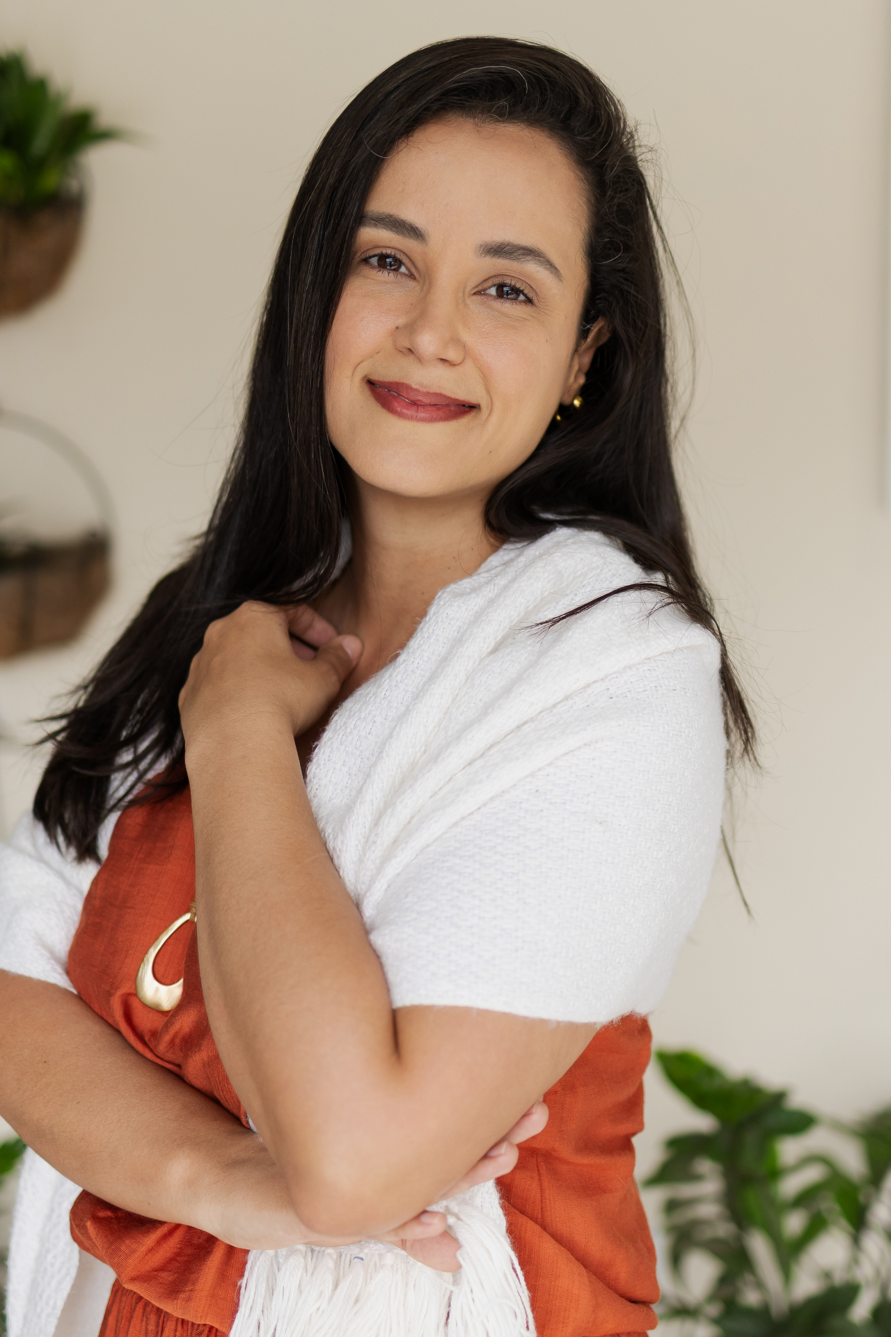 Giovana Dantas, psicóloga clínica, sorrindo em uma poltrona clara